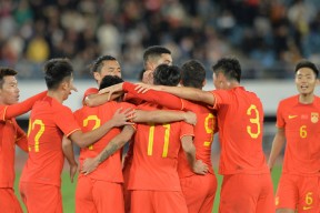 爱游戏官方入口包含华盛顿奇才发布备战花絮；加时末段队长鼓劲；世预赛任务艰巨；赛程密集仍需轮换的词条