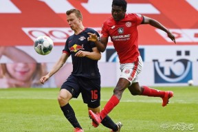 爱游戏官方入口莱比锡训练开放日，今夜手感冰凉引欢呼，意大利杯在即，纪律约束更严格(壶铃减肚子训练视频)